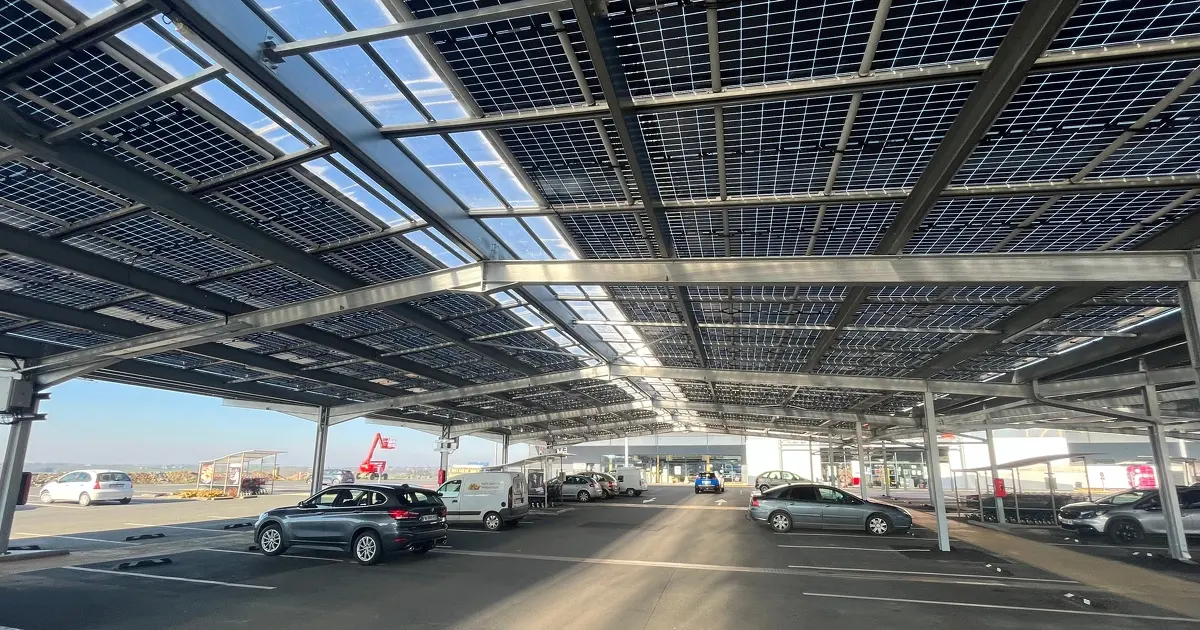 Ombrières photovoltaïques couvrant les places d'un parking d'entreprise