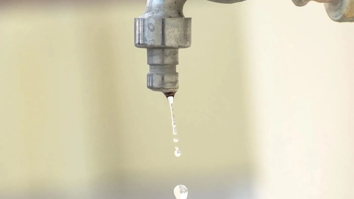 Robinet qui goutte, symbole des restrictions d'eau estivales