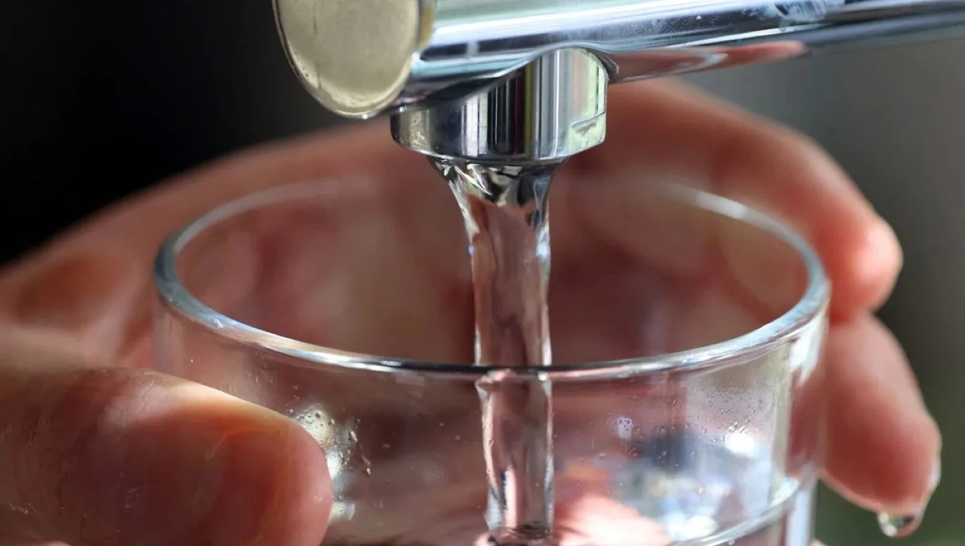 Verre rempli d'eau claire, sans bouteille plastique