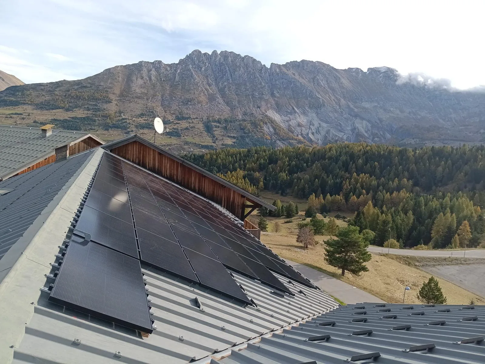 Panneaux solaires photovoltaïques posés en toiture — SmartSun