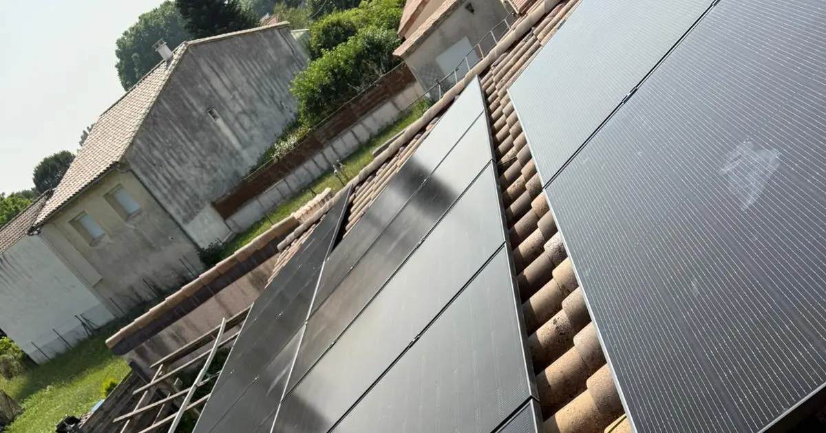 Panneaux photovoltaïques full black posés sur une toiture tuiles de maison individuelle