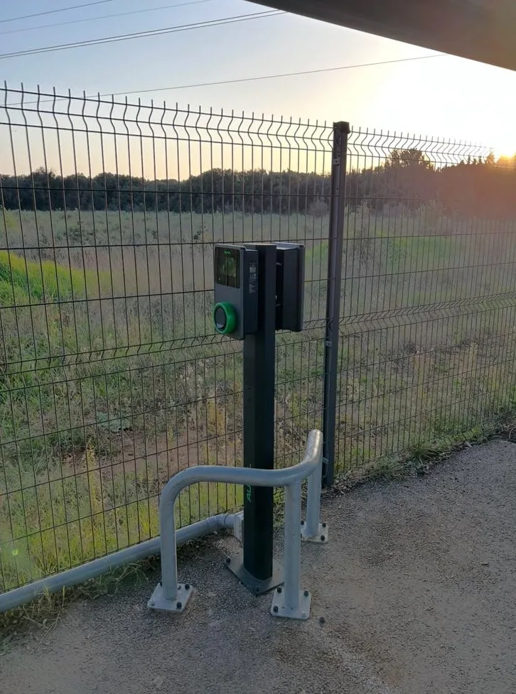 Borne de recharge sur pied en fin de journée, alimentée en autoconsommation