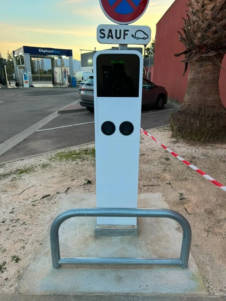 Borne de recharge sur pied installée sur une aire de stationnement ouverte au public