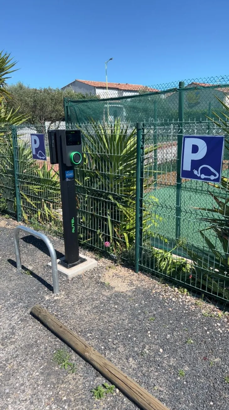 Borne de recharge sur pied installée sur un parking — installation IRVE SmartSun