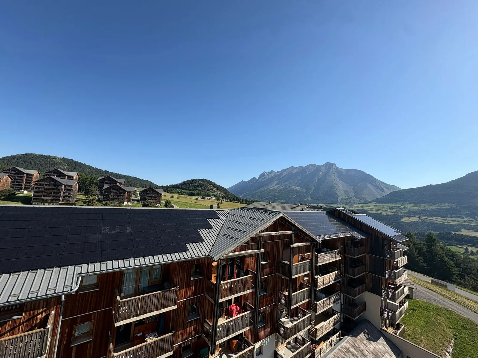 Grande installation photovoltaïque sur résidence de montagne au Dévoluy — SmartSun